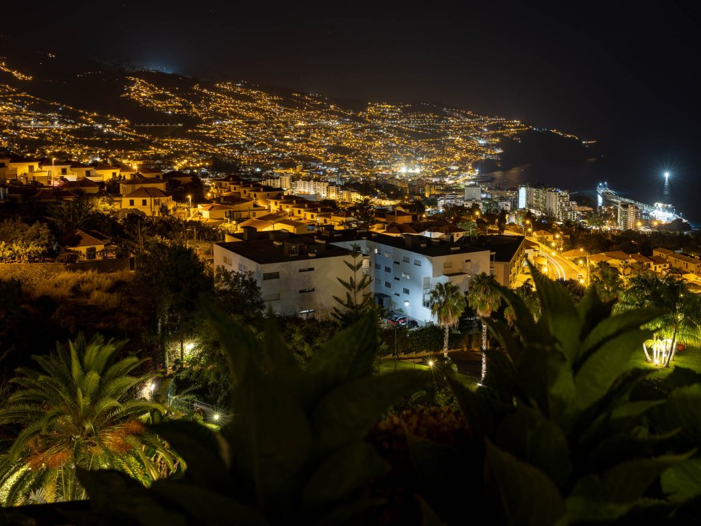 Madeira Panoramico, Blick über die Stadt bei Nacht