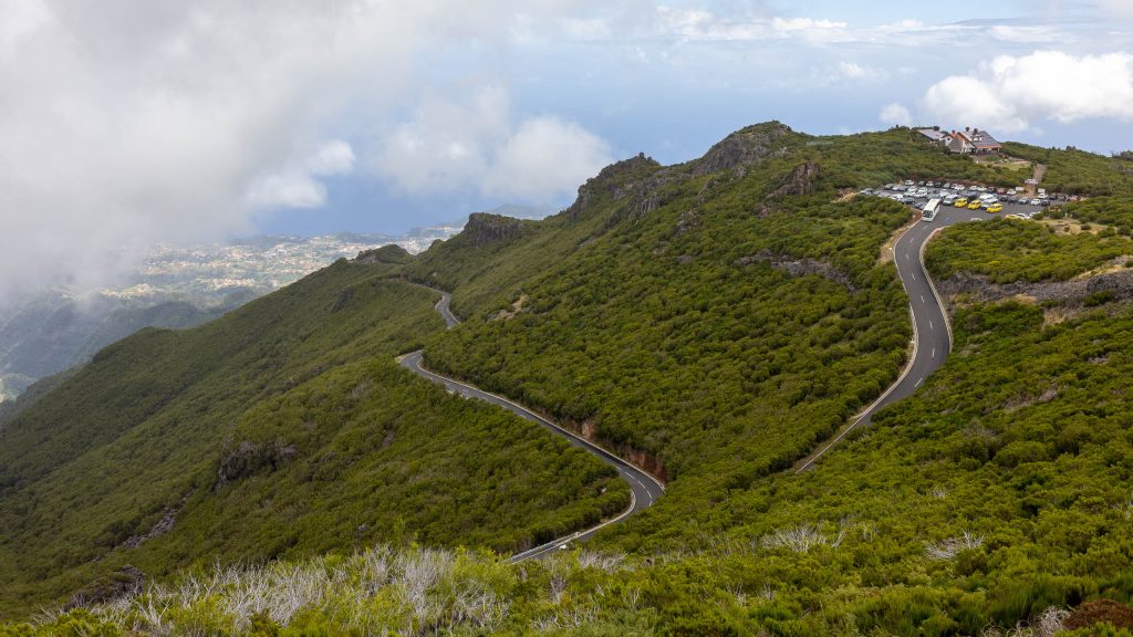 Der Parkplatz füllt sich am Pico do Arieiro