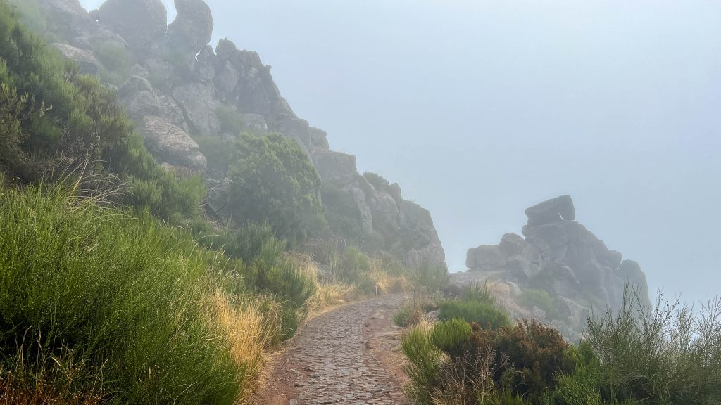 Weg vom Pico Ruivo zum Pico do Arieiro im Nebel