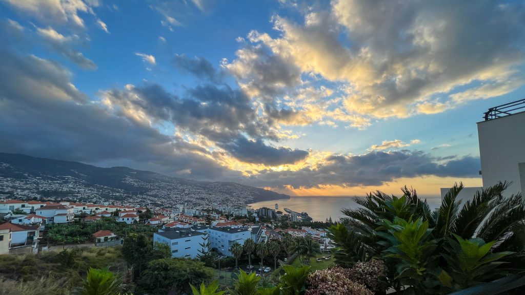 Sonnenaufgang ueber Funchal